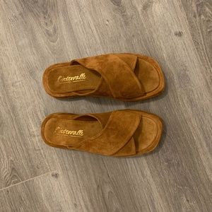 L'intervalle Cognac Suede Slides